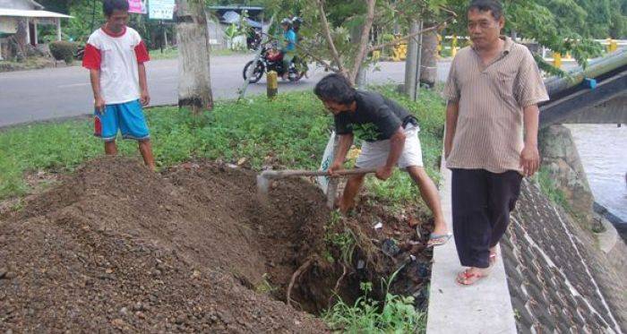 Tak Sabar Tunggu Tindakan Dari Pemkab, Pria di Trenggalek Uruk Sendiri Tanah Ambles