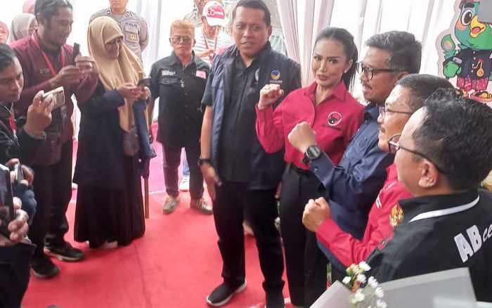 Diusung 11 Partai Politik, Krisdayanti dan Dewa Mendaftar ke KPU Kota Batu