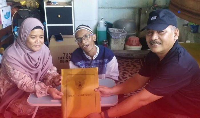 Pemkot Mojokerto Serahkan Bantuan Biaya Pendidikan bagi Mahasiswa Difabel