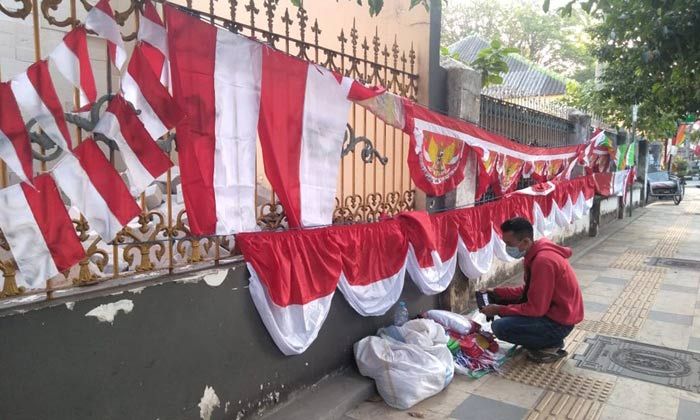 ​Jelang HUT ke-74 RI, Pedagang Pernik Agustusan di Tuban Mulai Bermunculan