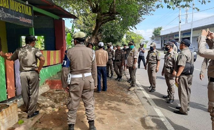 ​Habis Masa Sewa, Kedai Mustika Dibongkar Paksa Satpol PP Sumenep