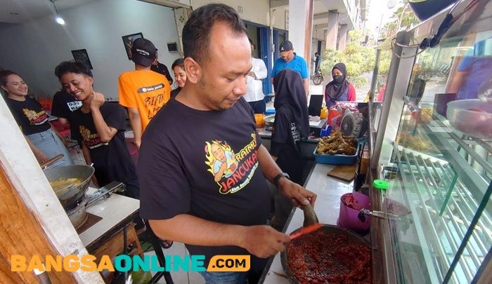  Yang Doyan Pedas, di Gresik Ada Penyetan Sambel Nyocot Kualat