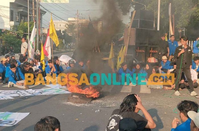 Bakar Ban Warnai Demo Mahasiswa di DPRD Kabupaten Kediri