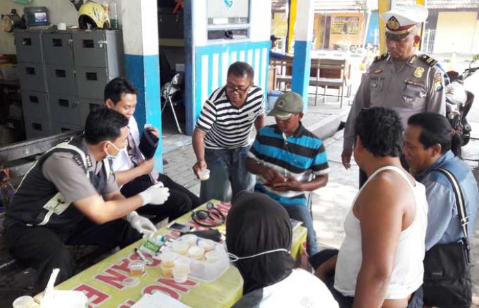 Jelang Ramadan, Satlantas Polres Gresik Tes Urine Sopir