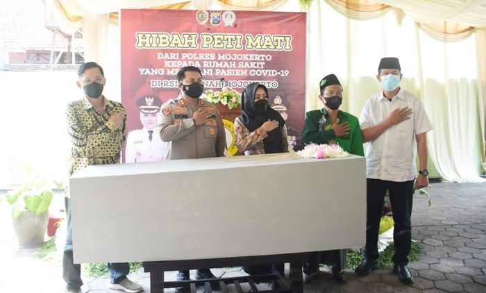 Polres Mojokerto Beri Hibah 150 Peti Jenazah untuk 6 RS Rujukan Covid-19