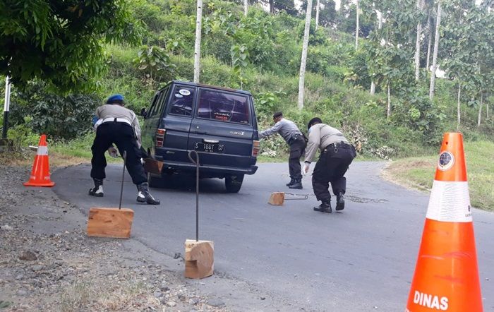 Rawan Laka, Kapolsek Senori Pimpin Anggota Bantu Warga Naik di Tanjakan