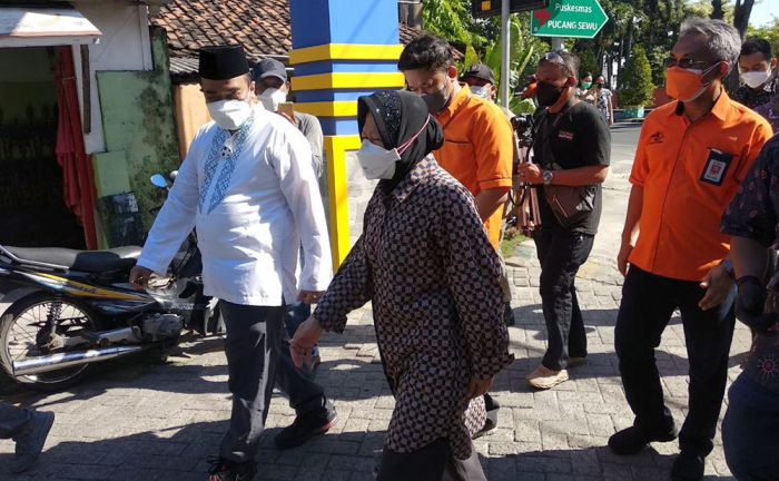 Mensos Risma Cek Penyaluran Bansos BST, PKH, BPNT, dan BSB di Kecamatan Gubeng, Minta Dipercepat