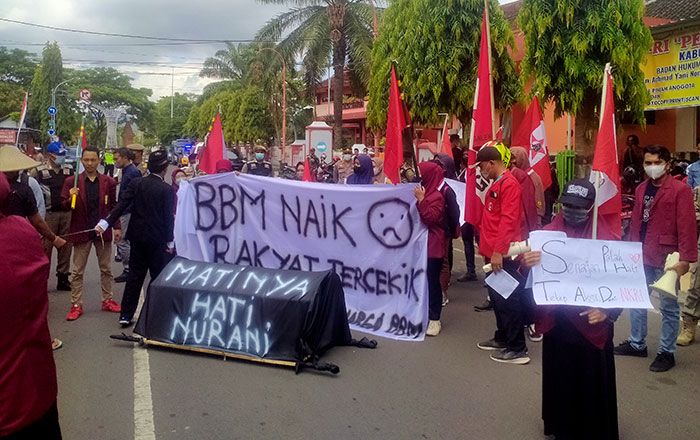 Protes Kenaikan Harga BBM, GMNI dan IMM Trenggalek Demo di DPRD