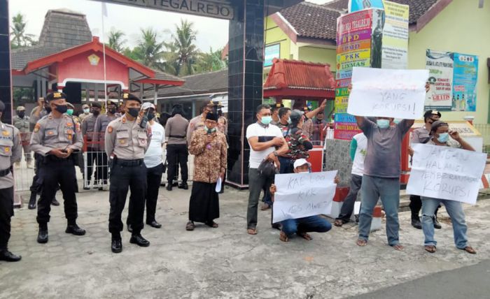 Sekdes Tegalrejo Blitar Diduga Gelapkan Iuran PBB Warga Hingga Ratusan Juta, Warga Tuntut Mundur