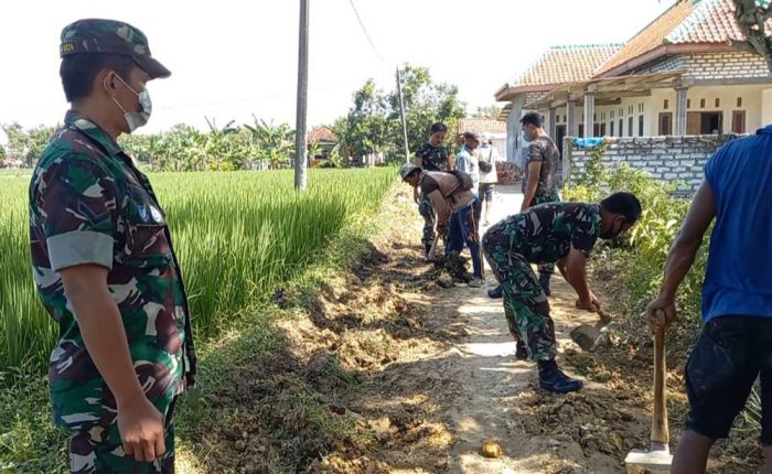 Babinsa Koramil 0826-03 Proppo Gotong Royong Bersama Masyarakat Bangun Jalan Desa