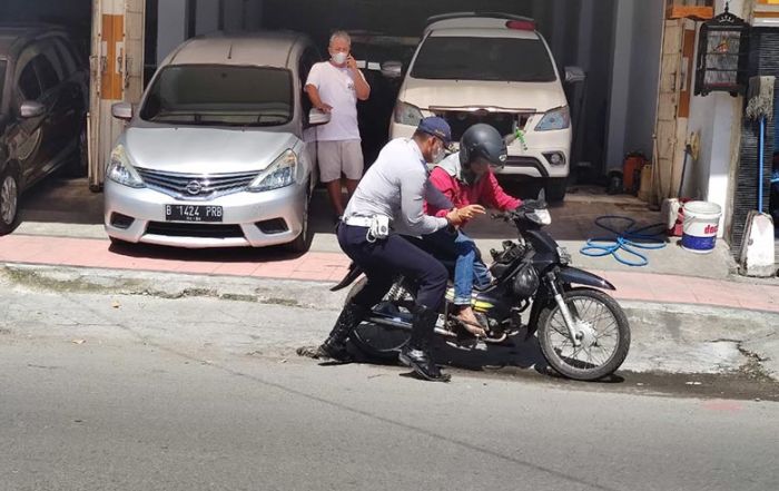 Hindari Operasi Yustisi, Pengendara Motor di Blitar Nekat Tabrak Petugas