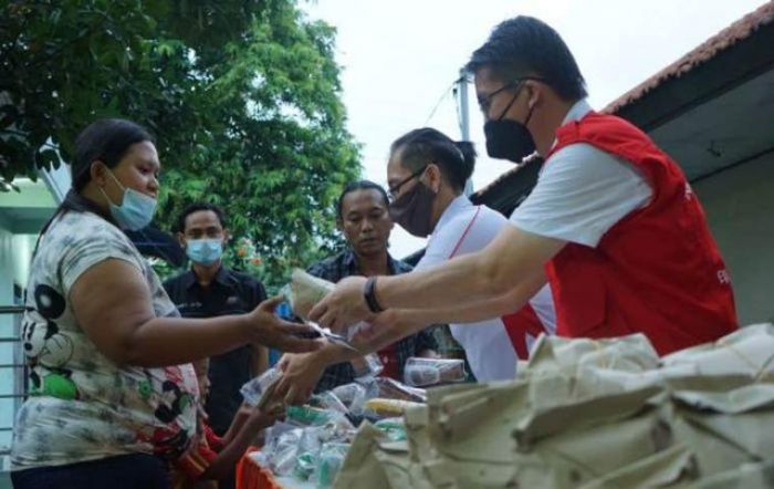 Peduli, IKA Stikosa AWS bersama Gusdurian dan INTI Bagikan 200 Paket Takjil 