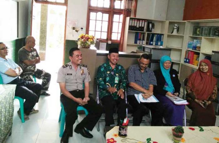 Anggota Polres Batu Ikut Dampingi Asesor Akreditasi MI Baiturrohmah 