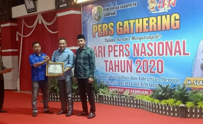 ​PWI Sampang Anugerahi Bupati Penghargaan The Best Performance Leader 2019-2020