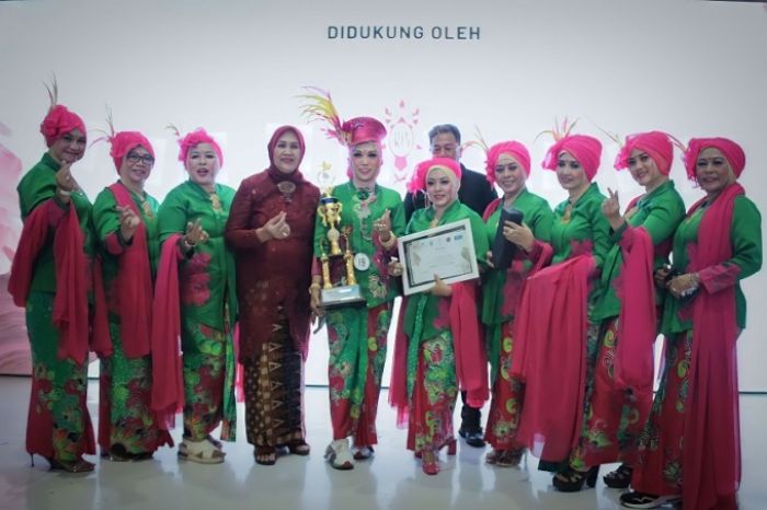 IWAPI Jember Raih Prestasi: Juara Tercetar dalam Parade Gaya Berkebaya