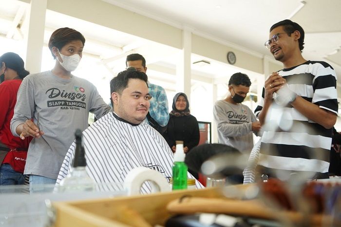 Pengalaman Barberman Kediri Ketika Memotong Rambut Bupati, Afif: Tidak Menyangka