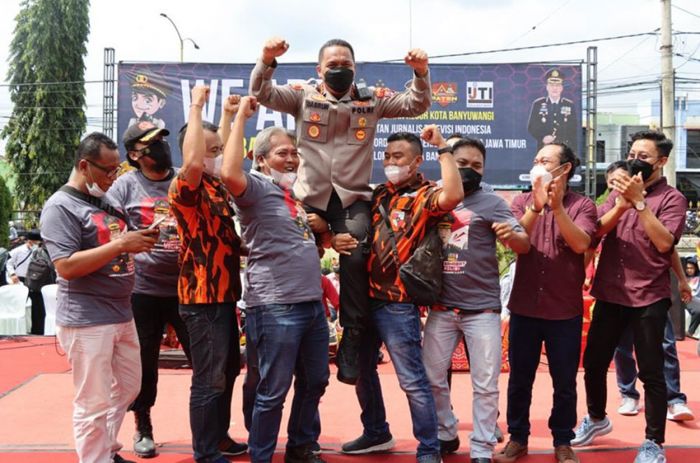 Polresta Banyuwangi Berikan Hadiah Pemenang Lomba Foto Asyik Bareng Polisi