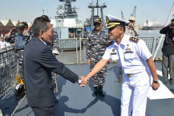 Tiba di Dermaga Karachi, KRI Sultan Iskandar Muda - 367 Disambut Angkatan Laut Pakistan