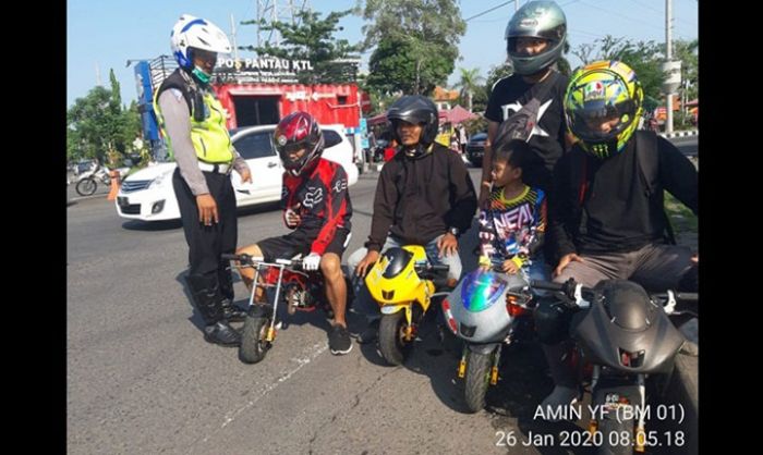 Nekat Pakai Motor Mini di Jalan Raya, Polresta Sidoarjo Tilang 4 Pengendara​