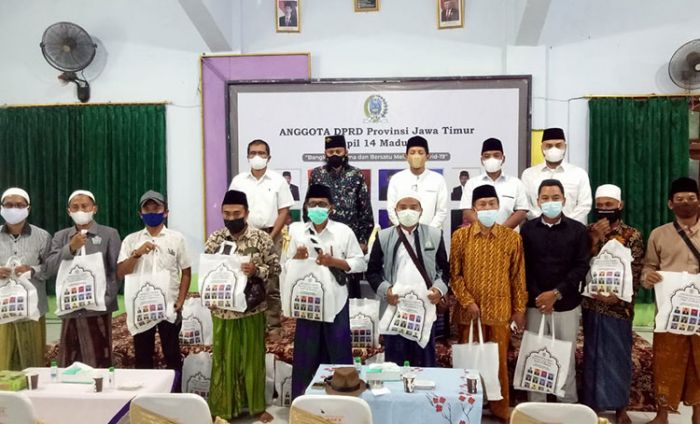 Bersama Kiai Makki Nasir, Anggota DPRD Jatim Dapil Madura Edukasi Warga Bangkalan Patuhi Prokes