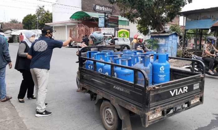 Bantu Cegah Covid-19, KPU Kabupaten Mojokerto Bagi-bagi Masker