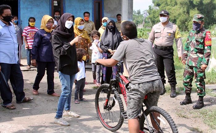 ​Tepati Janji, Ketua TP PKK Kota Kediri Berikan Sepeda Baru Buat Saiful