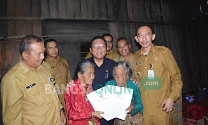 Pj Bupati Gresik Akhirnya Santuni Dua Nenek Buta Sebatangkara di Desa Klampok