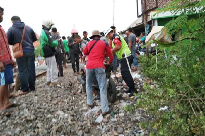 Driver Gojek Terserempet Kereta Api di Candi Sidoarjo