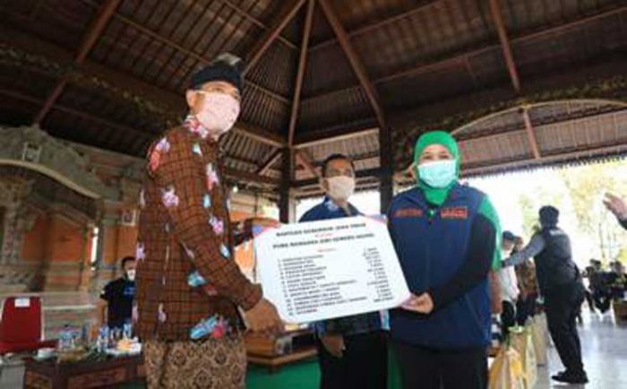 ​Serahkan Sembako & Alkes di Senduro, Khofifah: Kerukunan Beragama Benteng Utama Tangkal Covid-19