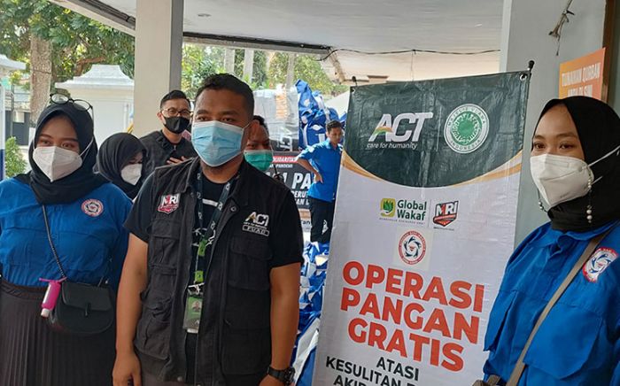 Kolaborasi dengan GenBI, ACT Kediri Salurkan Ratusan Paket Sembako kepada Warga Terdampak Covid-19