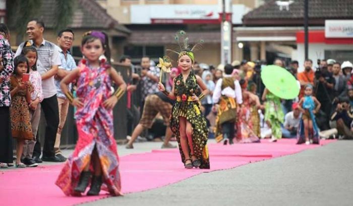 Spektakuler, 100 Modeling Peragakan Pakaian Batik Khas Bumi Reyog