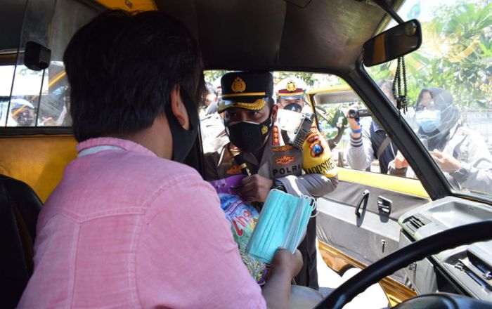 Ops Patuh Semeru 2021, Polisi Sidoarjo Edukasi Prokes dan Tertib Lalu Lintas ke Pengendara