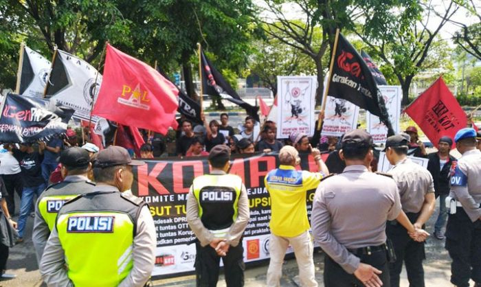 Meski Banyak Teror, Kompak Gresik Tetap Demo Kawal Sidang Sekda