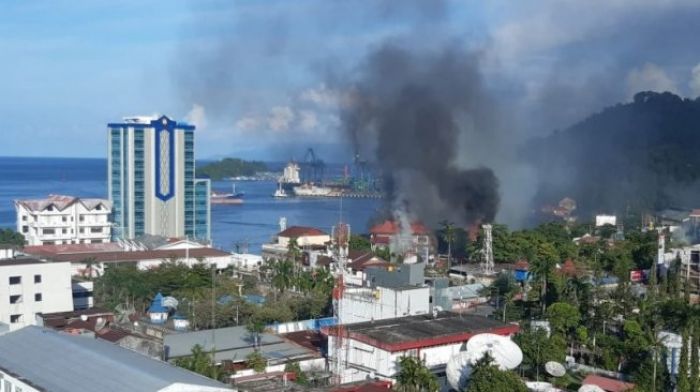 ​Jayapura Mencekam, Massa Pendemo Bakar Mobil, Kantor Pos, Telkomsel, dan MRP