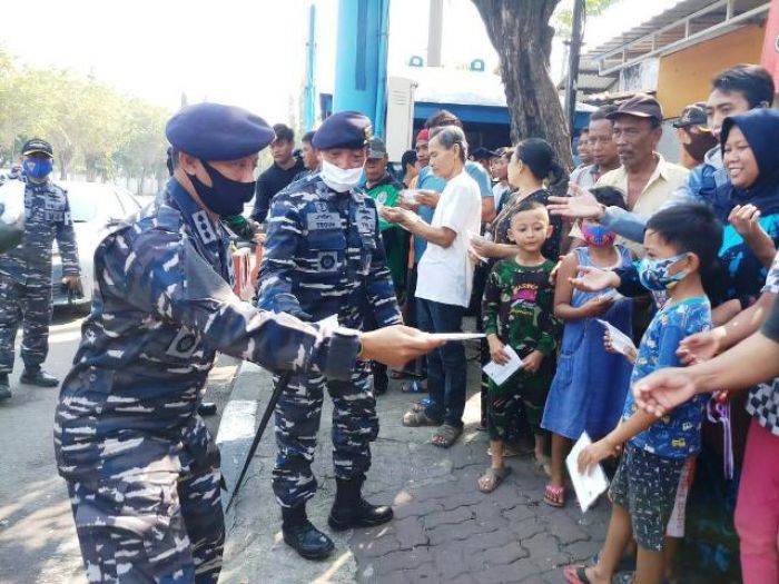 Laksanakan Instruksi Presiden, Koarmada II Bagikan 15 Ribu Masker pada Masyarakat Surabaya