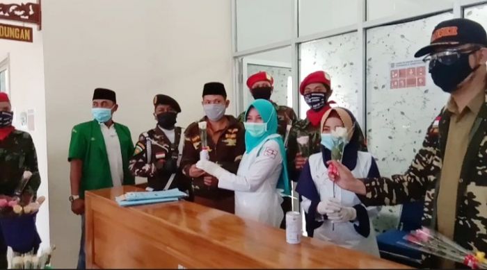 Support Paramedis, Ansor dan Pemuda Muhammadiyah Situbondo Bagikan Bunga