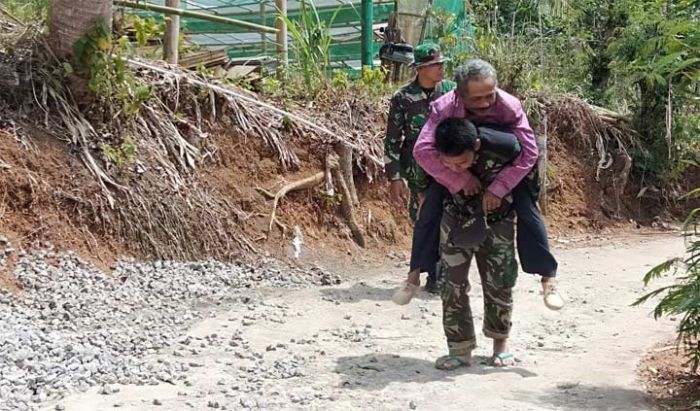 Aksi Heroik Prada Sugiarto dan Serka Tajib, Gendong Warga yang Sakit ke Posko Kesehatan