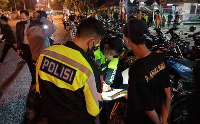 Razia Balap Liar di Depan Kantor Bupati Pamekasan, Polisi Amankan 77 Motor