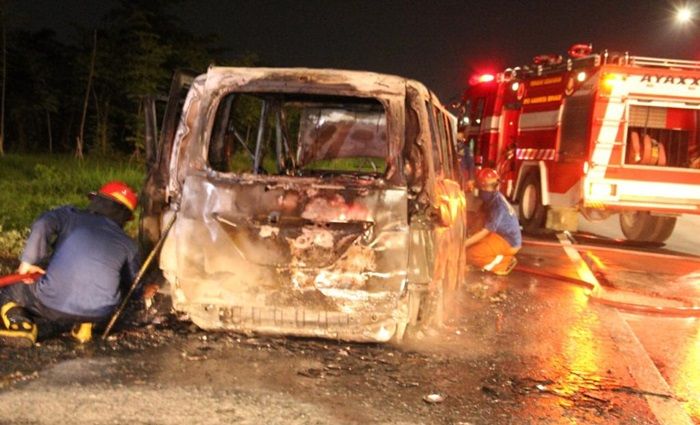 Usai Servis AC, Mobil Nissan Serena Terbakar di Jalan Tol Kawasan Sukodono​ SIdoarjo