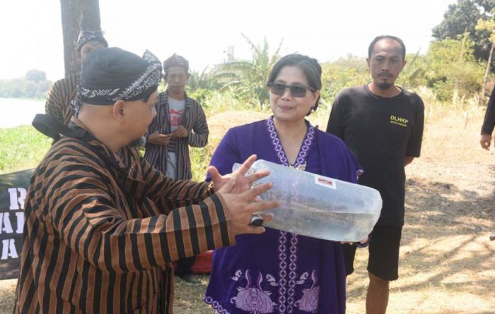 Pj Wali Kota Zanariah Tebar 35.000 Benih Ikan Bersama WWI Regional Kediri di Sungai Brantas