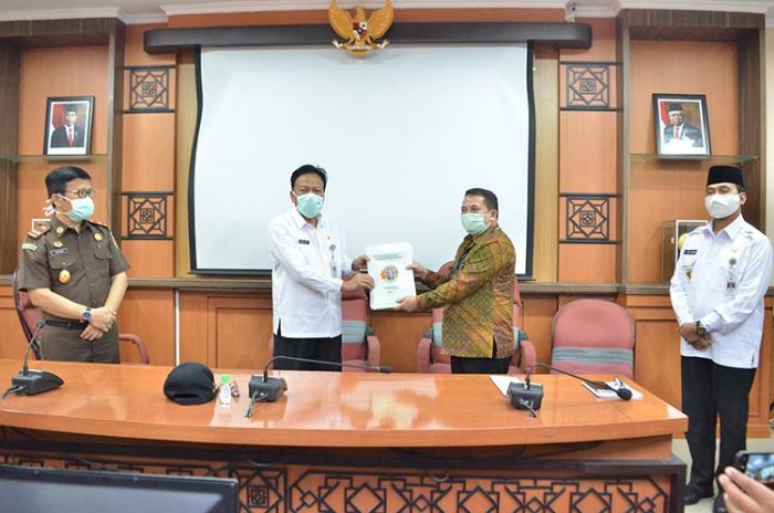 Bupati Gresik Terima 21 Sertifikat Aset Tanah Pemkab dari BPN