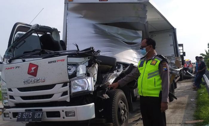 Tabrak Truk Tronton di Tol Jombang, Truk Box Ringsek