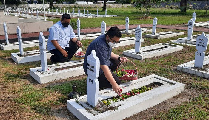 Kenang Jasa Para Pahlawan, Dhito Ziarah ke TMP Canda Bhirawa Pare