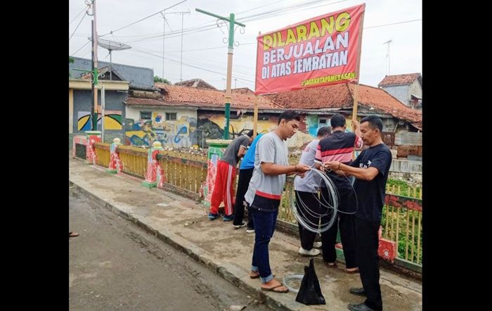 Timbulkan Tumpukan Sampah dan Bau, Warga Gladak Anyar Pamekasan Tolak Pasar Dadakan 