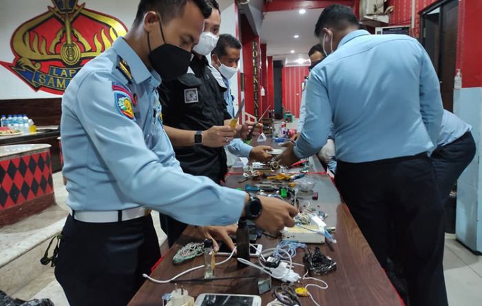 Geledah Lapas Kelas II A Sidoarjo, Petugas Gabungan Temukan Sejumlah Handphone dan Pisau Rakitan