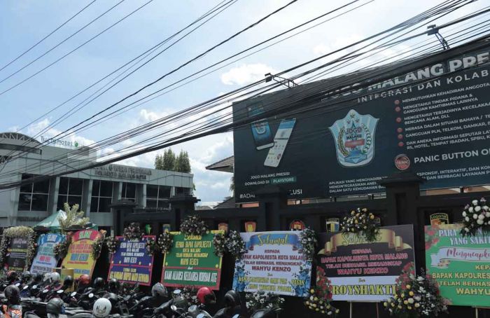 Tangkap Wahyu Kenzo, Karangan Bunga Hiasi Polresta Malang Kota