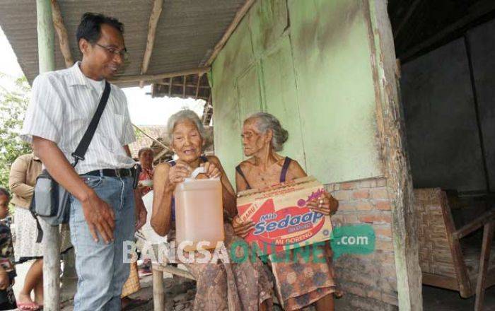 Peduli Sosial, K2JC Serahkan Sembako Kepada Nenek Sijah