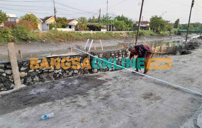 Diduga Makan Jalan, Proyek Plengsengan di Sidoarjo Dikeluhkan Warga