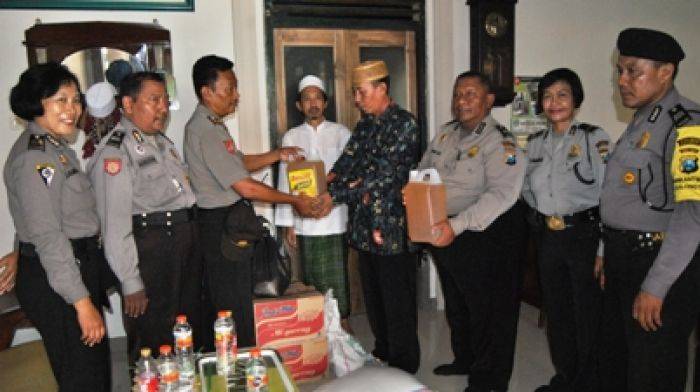  Polres Sidoarjo Bagi-bagi Bantuan Sembako ke Ponpes