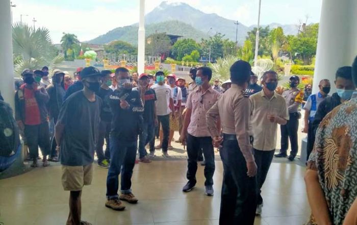 Tak Terima Diprotes MCW, Warga Pro Pembangunan Kolam Renang Njombok Juga Demo Balai Kota Batu